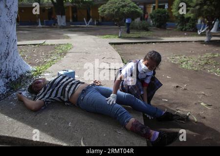 GUATEMALA CITY, 7. August 2014 -- Schüler der Jose Joaquin Palma School nehmen am 7. August 2014 an einer Erdbebenübung in Guatemala City, der Hauptstadt Guatemalas, Teil. Die Erdbebenübung wurde in 28 Grundschulen in der Metropolregion durchgeführt, um die Vorsichtsmaßnahmen für das Auftreten eines Erdbebens zu verstärken, so die lokale Presse. Luis Echeverria) GUATEMALA-GUATEMALA STADT-ERDBEBEN BOHRER und LuisxEcheverria PUBLICATIONxNOTxINxCHN Guatemala City 7. August 2014 Schüler der Jose Joaquin Palma Schule nehmen an Erdbeben Bohrer in Guatemala Stadt Hauptstadt von Guatemala AM 7. August 2014 das Erdbeben Stockfoto