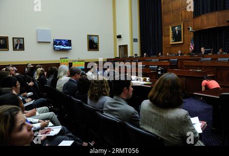 WASHINGTON D.C., 7. August 2014 -- Menschen nehmen an einer Anhörung im Kongress zur Bekämpfung der Ebola-Bedrohung auf dem Capitol Hill in Washington D.C., Hauptstadt der Vereinigten Staaten, 7. August 2014 Teil. Tom Frieden, Direktor des U.S. Centers for Disease Control and Prevention (CDC), sagte am Donnerstag, dass er die Reaktion der Behörde auf den westafrikanischen Ebola-Ausbruch aktiviert hat, um den höchsten Alarmstatus zu erreichen.) (lyi) US-WASHINGTON D.C.-HOUSE-EBOLA-HEARING BaoxDandan PUBLICATIONxNOTxINxCHN Washington D C 7. August 2014 Prominente nehmen an einer Anhörung des Kongresses ZUR Bekämpfung der Ebola-Bedrohung AUF DEM Capitol Hill in Washing Teil Stockfoto