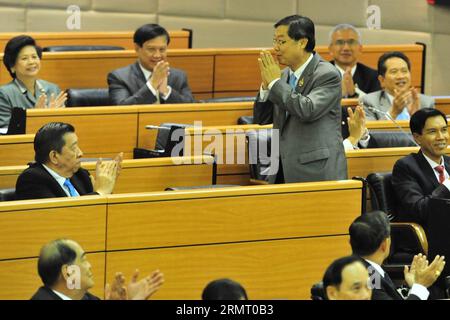 (140808) -- BANGKOK, 8. August 2014 -- Surachai Liengboonlertchai (2. L, zweite Reihe), Vizepräsident des Parlaments, begrüßt Mitglieder der Nationalen Legislativversammlung (NLA) im Parlament in Bangkok, Thailand, 8. August 2014. Die neue Legislative Assembly (NLA) in Thailand berief am Freitagmorgen die erste Sitzung ein, um ihren Präsidenten und zwei Vizepräsidenten auszuwählen. ) THAILAND-BANGKOK-NLA-VERSAMMLUNG RachenxSageamsak PUBLICATIONxNOTxINxCHN Bangkok 8. August 2014 2. L zweite Reihe Vizepräsidentin des Parlaments begrüßt die Mitglieder der Nationalversammlung der Legislative IN DER Legislative Stockfoto