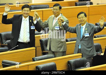 (140808) -- BANGKOK, 8. August 2014 -- der neu gewählte NLA-Präsident Pornpetch Wichitcholchai (C) und die Vizepräsidenten stellen nach einem Treffen der Nationalen Legislativversammlung im Parlament in Bangkok, Thailand, am 8. August 2014 für Fotos aus. Die neue Legislative Assembly (NLA) in Thailand berief am Freitagmorgen die erste Sitzung ein, um ihren Präsidenten und zwei Vizepräsidenten auszuwählen. ) THAILAND-BANGKOK-NLA-VERSAMMLUNG RachenxSageamsak PUBLICATIONxNOTxINxCHN Bangkok 8. August 2014 nach einem Treffen von National posieren neu ausgewählte Präsidenten C und Vizepräsidenten für Fotos Stockfoto