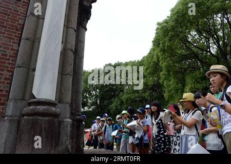 Die Menschen sehen die Überreste einer katholischen Kirche nach dem Atombombenanschlag in Nagasaki am 8. August 2014. In diesem Jahr jährt sich der 69. Jahrestag des Atombombenanschlags der USA auf Hiroshima und Nagasaki am 6. Und 9. August 1945. ) JAPAN-NAGASAKI-ATOMIC BOMBING-JAHRESTAG MaxPing PUBLICATIONxNOTxINxCHN Prominente Sehen Sie sich die Überreste einer katholischen Kirche nach dem Atombombenanschlag in Nagasaki AM 8. August 2014 dieses Jahr jährt sich der 69. Jahrestag der US-Atombombenangriffe AUF Hiroshima und Nagasaki AM 6. August und 9. August 1945 Stockfoto