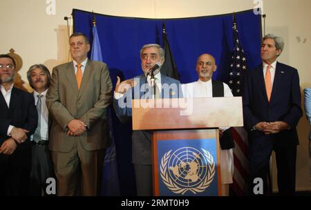 Der afghanische Präsidentschaftskandidat Abdullah Abdullah (L4) spricht während einer gemeinsamen Pressekonferenz am 8. August 2014 in Kabul, Afghanistan. Die beiden afghanischen Präsidentschaftskandidaten Abdullah Abdullah und Ashraf Ghani Ahmadzai stimmten am Freitag zu, die Wahlergebnisse zu akzeptieren. Sie gaben die Ankündigung auf einer gemeinsamen Pressekonferenz ab, an der US-Außenminister John Kerry und UN-Generalsekretär-Sondergesandter für Afghanistan Jan Kubis anwesend waren. ) AFGHANISTAN-KABUL-WAHLPRESSEKONFERENZ AhmadxMassoud PUBLICATIONxNOTxINxCHN der afghanische Präsidentschaftskandidat Abdullah Abdullah L4 spricht während einer gemeinsamen Pressekonferenz Stockfoto