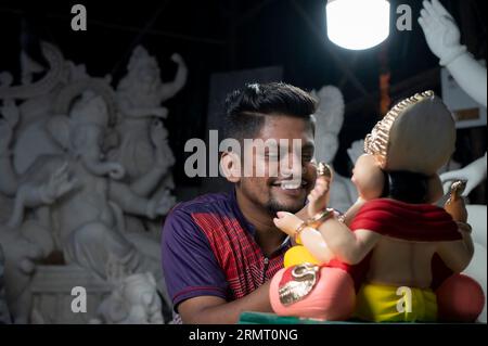 Mumbai, Indien August 29 2023 ein Künstler, der an Ganesha Idol Bunt in Ganesha arbeitet und vor dem Ganesha Chaturthi Festival in Maharashtra einen Workshop macht Stockfoto