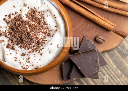 Joghurt aus Sahne mit Schokoladenstücken und Krümeln, hausgemachter Joghurt aus Milchprodukten mit Milchschokolade Stockfoto