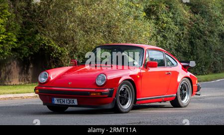 Whittlebury, Northants, UK -27. August 2023: 1982 roter Porsche 911 auf einer englischen Landstraße Stockfoto