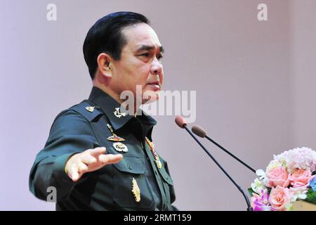 (140809) -- BANGKOK, -- General Prayuth Chan-ocha hält eine Rede über eine Roadmap für die Reform Thailands im Armeeclub in Bangkok, Thailand. THAILAND-BANGKOK-REFORM-ROADMAP RachenxSageamsak PUBLICATIONxNOTxINxCHN der Chef der thailändischen Armee, Prayuth Chan OCHA, hält eine Rede über die Roadmap für die Reform der thailändischen Länder im Army Club in Bangkok Thai-Land Thai-Land Bangkok Reform Roadmap PUBLICATIONxNOTxINxCHN Stockfoto