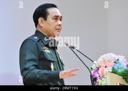 (140809) -- BANGKOK, -- General Prayuth Chan-ocha hält eine Rede über eine Roadmap für die Reform Thailands im Armeeclub in Bangkok, Thailand. THAILAND-BANGKOK-REFORM-ROADMAP RachenxSageamsak PUBLICATIONxNOTxINxCHN der Chef der thailändischen Armee, Prayuth Chan OCHA, hält eine Rede über die Roadmap für die Reform der thailändischen Länder im Army Club in Bangkok Thai-Land Thai-Land Bangkok Reform Roadmap PUBLICATIONxNOTxINxCHN Stockfoto