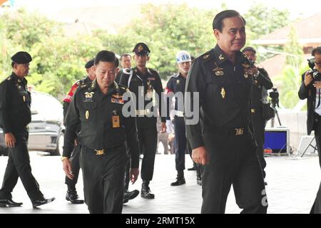 (140809) -- BANGKOK, -- General Prayuth Chan-ocha (R), Chef der thailändischen Armee, kommt im Armeeclub für eine Roadmap für Thailand an. THAILAND-BANGKOK-REFORM-ROADMAP RachenxSageamsak PUBLICATIONxNOTxINxCHN der Chef der thailändischen Armee, Prayuth Chan OCHA, trifft IM Army Club ein, um eine Roadmap für die thailändische Landesreform zu erhalten Stockfoto