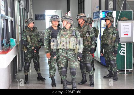 (140809) -- BANGKOK, -- thailändische Soldaten stehen vor dem Armeeclub Wache, während General Prayuth Chan-ocha (R) einen Redeplan für die Thailand-Reform in Bangkok, Thailand, hält. THAILAND-BANGKOK-REFORM-ROADMAP RachenxSageamsak PUBLICATIONxNOTxINxCHN Bangkok Thai Soldiers Stand Guard außerhalb des Armeeclubs während der Rede des thailändischen Armeechefs Prayuth Chan OCHA Roadmap für die Reform des thailändischen Landes in Bangkok Thai Country Bangkok Reform Roadmap PUBLICATIONxNOTxINxCHN Stockfoto