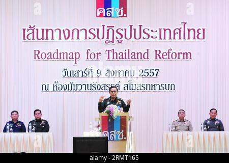 (140809) -- BANGKOK, -- der Chef der thailändischen Armee, General Prayuth Chan-ocha (C), hält eine Rede über eine Roadmap für die Reform Thailands im Armeeclub in Bangkok, Thailand.) THAILAND-BANGKOK-REFORM-ROADMAP RachenxSageamsak PUBLICATIONxNOTxINxCHN der Chef der thailändischen Armee, Prayuth Chan OCHA C, hält eine Rede über die Roadmap für die Reform der thailändischen Länder im Armeeclub in Bangkok Thai-Land Thai-Land Bangkok Reform Roadmap PUBLICATIONxNOTxINxCHN Stockfoto