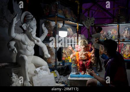 Mumbai, Indien August 29 2023 ein Künstler, der vor dem ganesha Chaturthi Festival im indischen Bundesstaat Maharashtra in ganesha arbeitet Stockfoto