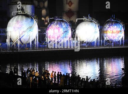 (230830) -- PEKING, 30. August 2023 (Xinhua) -- dieses Dateifoto, das am 17. September 2012 aufgenommen wurde, zeigt Menschen, die während eines Lichtfestivals im Shougang Park im Shijingshan-Bezirk von Peking, der Hauptstadt Chinas, Nachtansichten beobachten. Vom Ruhrgebiet in Deutschland bis zum Industriepark Shougang in Peking sind Stahlriesen der Reihe nach Zeugen des Entwicklungsprozesses der menschlichen Zivilisation. Das Ruhrgebiet in Deutschland ist ein bedeutendes Industriegebiet in Europa, das einst ein Zentrum der Kohle- und Stahlproduktion für Deutschland war. Der Industriekomplex Zollverein in Essen war einer der größten der Welt Stockfoto