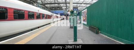 LNER Azuma Zug an Bahnsteig 19, Waverley Station, Edinburgh Stockfoto