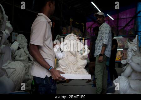 Mumbai, Indien August 29 2023 ein Künstler, der ganesha-Idol in ganesha in der Werkstatt vor dem Ganesha Chaturthi Festival in Maharashtra, Bundesstaat Indien, bewegt Stockfoto