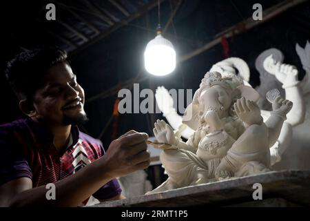 Mumbai, Indien August 29 2023 ein Künstler, der an ganesha Idol Bunt in ganesha arbeitet und vor dem Ganesha Chaturthi Festival in Maharashtra einen Workshop macht Stockfoto