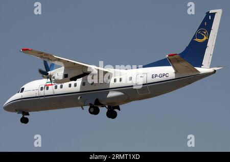 (140810) -- TEHERAN, 10. August 2014 () -- das 2012 aufgenommene Foto zeigt ein Antonov-140 Passagierflugzeug, das über den Teheraner Flughafen Mehrabad im Iran fliegt. Ein Passagierflugzeug stürzte am 10. August 2014 um 09:45 Uhr Ortszeit (0515 GMT) am Stadtrand von Teheran ab, wobei 40 Menschen starben, berichtete die offizielle IRNA-Nachrichtenagentur. Die Antonov-140 von Sepahan Airlines wurde nach Tabas City im Osten Irans gebracht. () (djj) FOCUS IRAN-TEHERAN-PASSAGIERFLUGZEUG-CRASH xinhua PUBLICATIONxNOTxINxCHN TEHERAN 10. August 2014 das 2012 aufgenommene Aktenfoto zeigt Antonov 140 Passagierflugzeug, das über TEHERAN S Mehrab fliegt Stockfoto