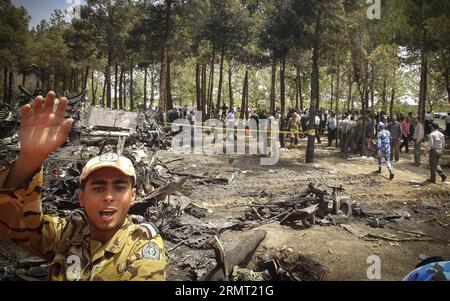 (140810) -- TEHERAN, 10. August 2014 -- ein iranischer Soldat schreit, als er am 10. August 2014 neben dem Wrack eines Flugzeugabsturzes in der Nähe von Teheran im Iran steht. Ein Passagierflugzeug stürzte am Sonntagmorgen am Rande der iranischen Hauptstadt Teheran ab und tötete alle 48 Menschen an Bord, berichtete IRINN TV. Ahmad) IRAN-TEHERAN-FLUGZEUG CARSH AhmadxHalabisaz PUBLICATIONxNOTxINxCHN TEHERAN 10. August 2014 zu iranischen Soldatenschreien als er neben dem Wrack eines FLUGZEUGABSTURZES in der Nähe von TEHERAN AM 10. August 2014 stürzte ein Passagierflugzeug AM Sonntagmorgen in den Außenbezirken der iranischen Hauptstadt TEHERAN ab und tötete alle Stockfoto