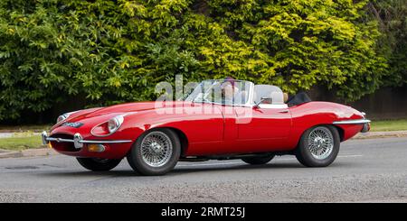 Whittlebury, Northants, UK - 27. August 2023: 1969 Red e Typ Jaguar Auto auf einer englischen Landstraße Stockfoto