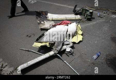 (140810) -- TEHERAN, 10. August 2014 -- Ein Mann läuft um das Wrack eines Flugzeugs, das in der Nähe von Teheran, Iran, am 10. August 2014 abgestürzt ist. Ein Passagierflugzeug stürzte am Sonntagmorgen am Rande der iranischen Hauptstadt Teheran ab und tötete alle 48 Menschen an Bord, berichtete IRINN TV. Ahmad) IRAN-TEHERAN-FLUGZEUG CARSH AhmadxHalabisaz PUBLICATIONxNOTxINxCHN TEHERAN 10. August 2014 ein Mann geht um das Wrack eines Flugzeugs, das AM 10. August 2014 in der Nähe von TEHERAN abgestürzt ist ein Passagierflugzeug stürzte AM Sonntagmorgen IN den Außenbezirken der iranischen Hauptstadt TEHERAN ab und tötete alle 48 Prominenten IM staatlichen Fernsehen Bericht Stockfoto