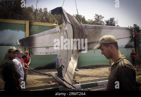 (140810) -- TEHERAN, 10. August 2014 -- Menschen stehen neben dem Wrack eines Flugzeugs, das in der Nähe von Teheran, Iran, am 10. August 2014 abgestürzt ist. Ein Passagierflugzeug stürzte am Sonntagmorgen am Rande der iranischen Hauptstadt Teheran ab und tötete alle 48 Menschen an Bord, berichtete IRINN TV. Ahmad) IRAN-TEHERAN-FLUGZEUG CARSH AhmadxHalabisaz PUBLICATIONxNOTxINxCHN TEHERAN 10. August 2014 Prominente stehen neben dem Wrack eines Flugzeugs, das AM 10. August 2014 in der Nähe von TEHERAN abgestürzt ist ein Passagierflugzeug stürzte AM Sonntagmorgen AM Rande der iranischen Hauptstadt TEHERAN ab und tötete alle 48 Prominenten AN Bord des Staates Stockfoto