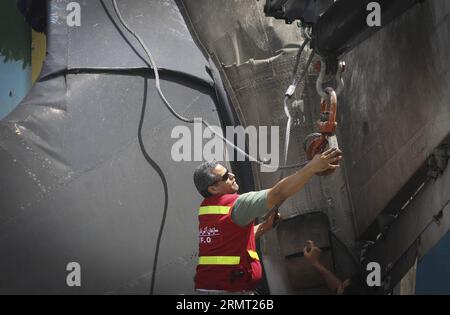 (140810) -- TEHERAN, 10. August 2014 -- Ein Retter arbeitet am Wrack eines Flugzeugs, das in der Nähe von Teheran, Iran, am 10. August 2014 abgestürzt ist. Ein Passagierflugzeug stürzte am Sonntagmorgen am Rande der iranischen Hauptstadt Teheran ab und tötete alle 48 Menschen an Bord, berichtete IRINN TV. Ahmad) IRAN-TEHERAN-FLUGZEUG CARSH AhmadxHalabisaz PUBLICATIONxNOTxINxCHN TEHERAN 10. August 2014 ein Retter arbeitet AM Wrack eines Flugzeugs, das AM 10. August 2014 in der Nähe von TEHERAN abgestürzt ist ein Passagierflugzeug stürzte AM Sonntagmorgen AM Rande der iranischen Hauptstadt TEHERAN ab und tötete alle 48 Prominenten IM staatlichen Fernsehen Bericht Stockfoto