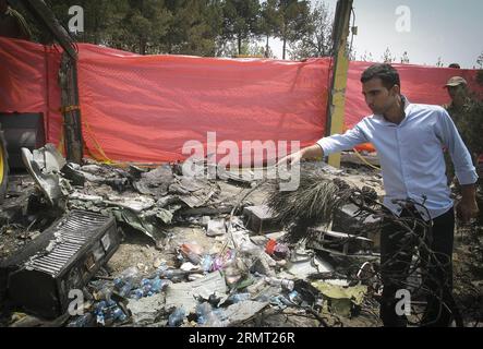 (140810) -- TEHERAN, 10. August 2014 -- Ein Mann schaut auf das Wrack eines Flugzeugs, das in der Nähe von Teheran, Iran, am 10. August 2014 abgestürzt ist. Ein Passagierflugzeug stürzte am Sonntagmorgen am Rande der iranischen Hauptstadt Teheran ab und tötete alle 48 Menschen an Bord, berichtete IRINN TV. Ahmad) IRAN-TEHERAN-FLUGZEUG CARSH AhmadxHalabisaz PUBLICATIONxNOTxINxCHN TEHERAN 10. August 2014 ein Mann schaut AUF das Wrack eines Flugzeugs, das AM 10. August 2014 in der Nähe von TEHERAN abgestürzt ist ein Passagierflugzeug stürzte AM Sonntagmorgen IN den Außenbezirken der iranischen Hauptstadt TEHERAN ab und tötete alle 48 Prominenten IM staatlichen Fernsehen berichtete Ahmad Stockfoto