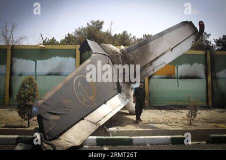 (140810) -- TEHERAN, 10. August 2014 -- ein iranischer Soldat steht neben dem Wrack eines Flugzeugs, das am 10. August 2014 in der Nähe von Teheran im Iran abstürzte. Ein Passagierflugzeug stürzte am Sonntagmorgen am Rande der iranischen Hauptstadt Teheran ab und tötete alle 48 Menschen an Bord, berichtete IRINN TV. Ahmad) IRAN-TEHERAN-FLUGZEUG CARSH AhmadxHalabisaz PUBLICATIONxNOTxINxCHN TEHERAN 10. August 2014 zum iranischen Soldaten steht neben dem Wrack eines Flugzeugs, das AM 10. August 2014 in der Nähe von TEHERAN abgestürzt ist ein Passagierflugzeug, das AM Sonntagmorgen AM Rande der iranischen Hauptstadt TEHERAN abstürzte und alle 48 Celebri tötete Stockfoto