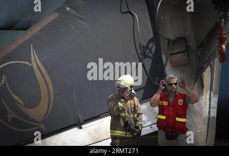 (140810) -- TEHERAN, 10. August 2014 -- Rettungskräfte arbeiten neben dem Wrack eines Flugzeugs, das am 10. August 2014 in der Nähe von Teheran, Iran, abgestürzt ist. Ein Passagierflugzeug stürzte am Sonntagmorgen am Rande der iranischen Hauptstadt Teheran ab und tötete alle 48 Menschen an Bord, berichtete IRINN TV. Ahmad) IRAN-TEHERAN-FLUGZEUG CARSH AhmadxHalabisaz PUBLICATIONxNOTxINxCHN TEHERAN 10. August 2014 Rettungsarbeit Neben dem Wrack eines Flugzeugs, das IN der Nähe von TEHERAN AM 10. August 2014 abgestürzt ist, stürzte ein Passagierflugzeug AM Sonntagmorgen IN den Außenbezirken der iranischen Hauptstadt TEHERAN ab und tötete alle 48 Prominenten IM staatlichen Fernsehen Gegenstand Stockfoto