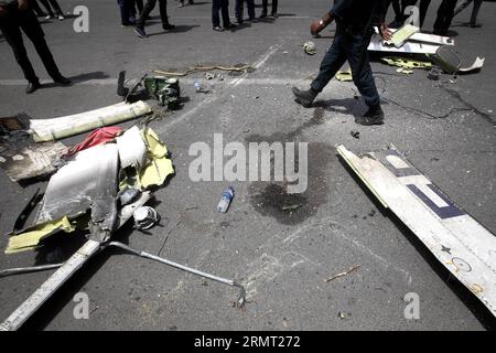 (140810) -- TEHERAN, 10. August 2014 -- Wrackteile eines Flugzeugs werden am 10. August 2014 in der Nähe von Teheran im Iran gesehen. Ein Passagierflugzeug stürzte am Sonntagmorgen am Rande der iranischen Hauptstadt Teheran ab und tötete alle 48 Menschen an Bord, berichtete IRINN TV. Ahmad) IRAN-TEHERAN-FLUGZEUG CARSH AhmadxHalabisaz PUBLICATIONxNOTxINxCHN TEHERAN 10. August 2014 Wrack eines Flugzeugs IST Seen IN der Nähe von TEHERAN Iran AM 10. August 2014 stürzte ein Passagierflugzeug AM Sonntagmorgen IN den Außenbezirken der iranischen Hauptstadt TEHERAN ab und tötete alle 48 Prominenten AN Bord AhmadxHalabisaz PUBLICATIONxN Stockfoto