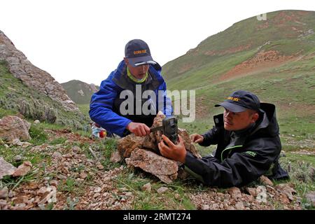 (140810) -- PEKING, 10. August 2014 -- zwei Fotografen von IBE (Imaging Biodiversity Expedition), einer Tierfotoagentur, setzen eine Thermografie-Kamera während einer Biodiversitätsforschung in der Entwässerungsregion des Lancang-Flusses in Yushu, nordwestchinesische Provinz Qinghai, am 7. Juli 2014 ein. Eine aktuelle Biodiversitätsforschung, an der eine Reihe von Wissenschaftlern und Tierfotografen teilgenommen haben, hat 370 Arten in der Quellflussregion des Lancang River oder des Mekong erfasst. ) (lmm) CHINA-LANCANG RIVER-HEADWATERS-BIODIVERSITY-RESEARCH (CN) ShenxBohan PUBLICATIONxNOTxINxCHN Stockfoto