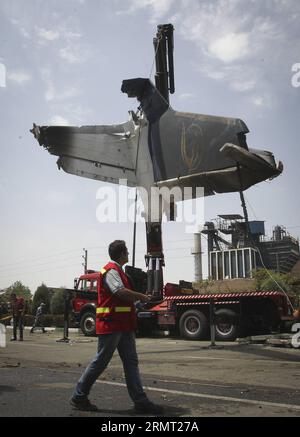 (140810) -- TEHERAN, 10. August 2014 -- das Wrack eines Flugzeugs, das in der Nähe von Teheran abgestürzt ist, wird am 10. August 2014 von Rettungskräften gesammelt. Ein Passagierflugzeug stürzte am Sonntagmorgen am Rande der iranischen Hauptstadt Teheran ab und tötete alle 48 Menschen an Bord, berichtete IRINN TV. Ahmad) IRAN-TEHERAN-FLUGZEUG CARSH AhmadxHalabisaz PUBLICATIONxNOTxINxCHN TEHERAN 10. August 2014 das Wrack eines Flugzeugs, das IN der Nähe von TEHERAN abgestürzt IST, WIRD von Rescue AM 10. August 2014 gesammelt ein Passagierflugzeug stürzte AM Sonntagmorgen IN den Außenbezirken der iranischen Hauptstadt TEHERAN ab und tötete alle 48 Prominenten AN Bord der staatlichen Fernsehreporte Stockfoto