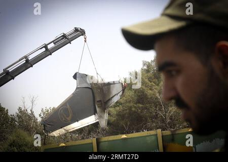 (140810) -- TEHERAN, 10. August 2014 -- das Wrack eines Flugzeugs, das in der Nähe von Teheran abgestürzt ist, wird am 10. August 2014 von Rettungskräften gesammelt. Ein Passagierflugzeug stürzte am Sonntagmorgen am Rande der iranischen Hauptstadt Teheran ab und tötete alle 48 Menschen an Bord, berichtete IRINN TV. Ahmad) IRAN-TEHERAN-FLUGZEUG CARSH AhmadxHalabisaz PUBLICATIONxNOTxINxCHN TEHERAN 10. August 2014 das Wrack eines Flugzeugs, das IN der Nähe von TEHERAN abgestürzt IST, WIRD von Rescue AM 10. August 2014 gesammelt ein Passagierflugzeug stürzte AM Sonntagmorgen IN den Außenbezirken der iranischen Hauptstadt TEHERAN ab und tötete alle 48 Prominenten AN Bord der staatlichen Fernsehreporte Stockfoto