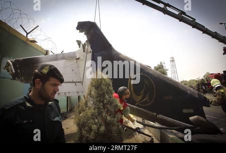 (140810) -- TEHERAN, 10. August 2014 -- ein iranischer Soldat schaut auf das Wrack eines Flugzeugs, das am 10. August 2014 in der Nähe von Teheran, Iran, abgestürzt ist. Ein Passagierflugzeug stürzte am Sonntagmorgen am Rande der iranischen Hauptstadt Teheran ab und tötete alle 48 Menschen an Bord, berichtete IRINN TV. Ahmad) IRAN-TEHERAN-FLUGZEUG CARSH AhmadxHalabisaz PUBLICATIONxNOTxINxCHN TEHERAN 10. August 2014 an iranischer Soldat blickt auf das Wrack eines Flugzeugs, das AM 10. August 2014 in der Nähe von TEHERAN abgestürzt ist ein Passagierflugzeug, das AM Sonntagmorgen AM Rande der iranischen Hauptstadt TEHERAN abstürzte und alle 48 Prominenten AUF dem Boar tötete Stockfoto