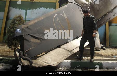 (140810) -- TEHERAN, 10. August 2014 -- ein iranischer Soldat steht am Wrack eines Flugzeugs, das am 10. August 2014 in der Nähe von Teheran abgestürzt ist. Ein Passagierflugzeug stürzte am Sonntagmorgen am Rande der iranischen Hauptstadt Teheran ab und tötete alle 48 Menschen an Bord, berichtete IRINN TV. ) IRAN-TEHERAN-FLUGZEUG CARSH AhmadxHalabisaz PUBLICATIONxNOTxINxCHN TEHERAN 10. August 2014 zum iranischen Soldaten steht AM Wrack eines Flugzeugs, das AM 10. August 2014 in der Nähe von TEHERAN abgestürzt ist ein Passagierflugzeug stürzte AM Sonntagmorgen IN den Außenbezirken der iranischen Hauptstadt TEHERAN ab und tötete alle 48 Prominenten IM staatlichen Fernsehen Gegenstand Stockfoto