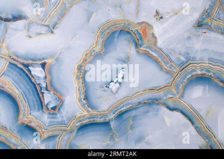 Detail einer durchscheinenden Scheibe aus natürlichem Quarzachat-Marmorstein. Natürliche Muster und Texturen von Mineralien als Hintergrund. Hintergründe und Tapete Stockfoto