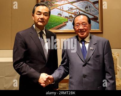 (140811) -- NAY PYI TAW, 09. August 2014 -- der chinesische Außenminister Wang Yi (L) trifft sich mit dem kambodschanischen Außenminister Hor Namhong am Rande der Reihe der ASEAN-Außenministertreffen (AMM) zur ostasiatischen Zusammenarbeit in Myanmars Hauptstadt Nay Pyi Taw, 9. August 2014. ) MYANMAR-NAY PYI TAW-CHINA-KAMBODSCHA-AUSSENMINISTERTREFFEN UxAung PUBLICATIONxNOTxINxCHN Nay Pyi Taw 09. August 2014 DIE chinesischen Außenminister Wang Yi l treffen sich mit den kambodschanischen Außenministern Hor Namhong am Rande der Reihe der ASEAN-Außenministertreffen AMM ZUR Ostasiatischen Zusammenarbeit in Myanmar S Capital o Stockfoto