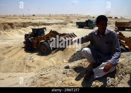 (140811) -- ISMAILIA, 10. August 2014 -- ein ägyptischer Arbeiter macht am 10. August 2014 eine Pause in der Nähe des Projekts des neuen Suez-Kanals in der Hafenstadt Ismailia, nordöstlich von Kairo, Ägypten. Der ägyptische Präsident Abdel Fattah al-Sisi stellte am vergangenen Dienstag den Bau eines 72 km langen neuen Suez-Kanals vor, der den Verkehr entlang der bestehenden Wasserstraße, die das Rote Meer mit dem Mittelmeer verbindet, beschleunigen und die geschwächte Wirtschaft Ägyptens ankurbeln soll. ) ÄGYPTEN-KAIRO-ISMAILIA-NEW SUZE CANAL AhmedxGomaa PUBLICATIONxNOTxINxCHN Ismailia Aug 10 2014 to Egyptian Worker macht eine Pause in der Nähe des Projekts New Suez Canal in Isma Stockfoto