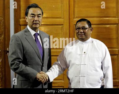 (140811) -- NAY PYI TAW, 11. August 2014 -- Myanmar Außenminister U Wunna Maung Lwin (R) gibt dem chinesischen Außenminister Wang Yi in Nay Pyi Taw, Myanmar, 11. August 2014 die Hand. ) MYANMAR-NAY PYI TAW-CHINA-TREFFEN UxAung PUBLICATIONxNOTxINxCHN Nay Pyi Taw 11. August 2014 Myanmar Außenminister U Wunna Maung Lwin r Hand schüttelt mit chinesischen Außenministern Wang Yi in Nay Pyi Taw Myanmar 11. August 2014 Myanmar Nay Pyi Taw China Meeting PUBLICATIONxNOTxCHN Stockfoto