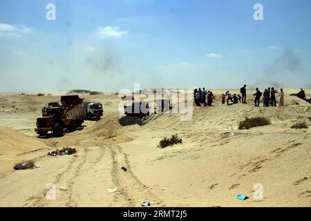 (140811) -- ISMAILIA, 10. Aug. 2014 -- am 10. Aug. 2014 wird in Ismailia, nordöstlich von Kairo, Ägypten, Ein allgemeiner Blick auf das Projekt des neuen Suez-Kanals gesehen. Der ägyptische Präsident Abdel Fattah al-Sisi stellte am vergangenen Dienstag den Bau eines 72 km langen neuen Suez-Kanals vor, der den Verkehr entlang der bestehenden Wasserstraße, die das Rote Meer mit dem Mittelmeer verbindet, beschleunigen und die geschwächte Wirtschaft Ägyptens ankurbeln soll. ) ÄGYPTEN-KAIRO-ISMAILIA-NEW SUZE CANAL AhmedxGomaa PUBLICATIONxNOTxINxCHN Ismailia 10. August 2014 eine allgemeine Ansicht des Projekts New Suez Canal IS Lakes in Ismailia Port City Northeas Stockfoto