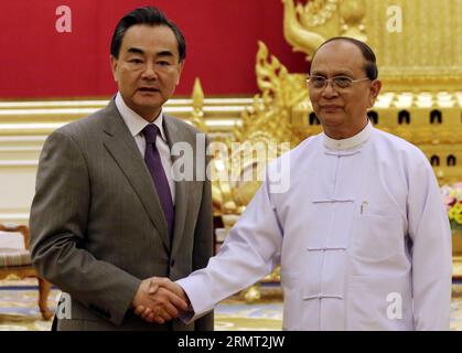 (140811) -- NAY PYI TAW, 11. August 2014 -- der Präsident Myanmars, U Thein sein (R), gibt dem chinesischen Außenminister Wang Yi in Nay Pyi Taw, Myanmar, am 11. August 2014 die Hand. ) MYANMAR-NAY PYI TAW-CHINA-TREFFEN UxAung PUBLICATIONxNOTxINxCHN Nay Pyi Taw 11. August 2014 der Präsident von Myanmar U Thein Be r reist mit dem chinesischen Außenminister Wang Yi in Nay Pyi Taw Myanmar 11. August 2014 Myanmar Nay Pyi Taw China-Treffen PUBLICATIONxNOTxINxCHN Stockfoto