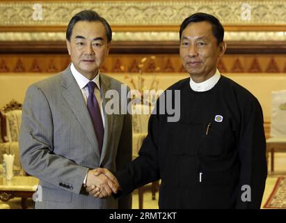 (140811) -- NAY PYI TAW, 11. August 2014 -- der Sprecher des Parlaments der Union und des Repräsentantenhauses von Myanmar U Shwe Mann (R) schüttelt die Hand mit dem Besuch des chinesischen Außenministers Wang Yi in Nay Pyi Taw, Myanmar, 11. August 2014. ) MYANMAR-NAY PYI TAW-CHINA-TREFFEN UxAung PUBLICATIONxNOTxINxCHN Nay Pyi Taw 11. August 2014 Sprecher des Parlaments der Union und des Repräsentantenhauses von Myanmar U Shwe man r gibt den chinesischen Außenministern Wang Yi in Nay Pyi Taw Myanmar 11. August 2014 Myanmar Nay Pyi Taw China Meeting PUNOBLICTINxCHN die Hand Stockfoto