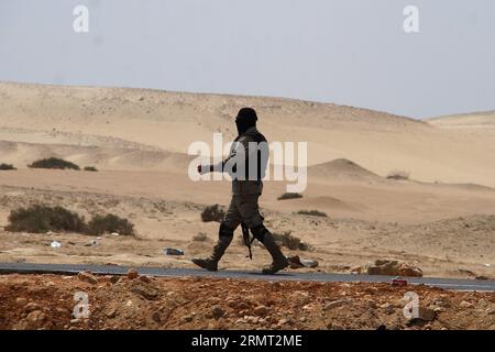 (140811) -- ISMAILIA, 10. August 2014 -- ein ägyptischer Soldat geht am 10. August 2014 in der Nähe des Projekts des neuen Suez-Kanals in der Hafenstadt Ismailia, nordöstlich von Kairo, Ägypten. Der ägyptische Präsident Abdel Fattah al-Sisi stellte am vergangenen Dienstag den Bau eines 72 km langen neuen Suez-Kanals vor, der den Verkehr entlang der bestehenden Wasserstraße, die das Rote Meer mit dem Mittelmeer verbindet, beschleunigen und die geschwächte Wirtschaft Ägyptens ankurbeln soll. ) ÄGYPTEN-KAIRO-ISMAILIA-NEW SUZE CANAL AhmedxGomaa PUBLICATIONxNOTxINxCHN Ismailia Aug 10 2014 zu Egyptian Soldier Walks in der Nähe des Projekts New Suez Canal in Ismailia Port City Stockfoto