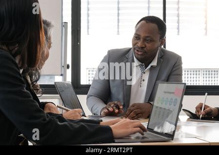 Verschiedene multiethnische Geschäftsleute arbeiten zusammen und diskutieren Unternehmensfinanzstatistiken, Mitarbeiter aus verschiedenen Rassen arbeiten zusammen Stockfoto