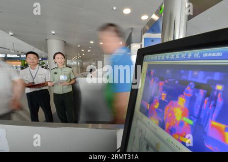 (140812) -- NANJING, 12. August 2014 -- Zoll- und Quarantänemitarbeiter überwachen die Körpertemperatur von Passagieren, die am Lukou International Airport in Nanjing, der Hauptstadt der ostchinesischen Provinz Jiangsu, am 12. August 2014 ankommen. Um zu verhindern, dass das tödliche Ebola-Virus in China eindringt, öffnet der Zoll von Nanjing eine ausgewiesene Passage für Reisende, die in den letzten 21 Tagen am Lukou International Airport nach westafrika gereist sind. ) (lfj) CHINA-JIANGSU-NANJING-EBOLA PREVENTION (CN) XiexMingming PUBLICATIONxNOTxINxCHN Nanjing 12. August 2014 Mitarbeiter der Zoll- und Quarantäneabteilung überwachen die Körpertemperatur von Stockfoto