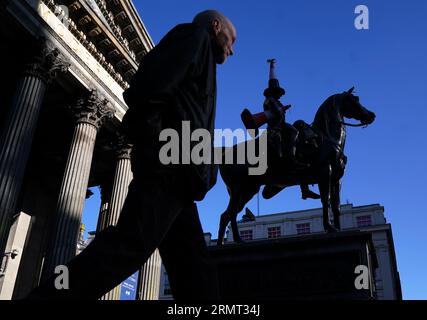 Die Statue des Duke of Wellington vor der Gallery of Modern Art in Glasgow, die mit einem neuen Verkehrskegel verziert wurde - mit einem schwarzen Streifen und einem Propeller auf der Oberseite. Es gibt Spekulationen, dass die neueste Ergänzung der berühmten Statue von Glasgow eingerichtet wurde, um das Ende der Banksy-Ausstellung „Cut and Run“ zu feiern, die am Montag geschlossen wurde. Bilddatum: Mittwoch, 30. August 2023. Stockfoto