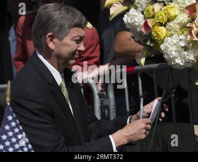 (140812) -- LOS ANGELES, 12. August 2014 -- Leron Gubler, Präsident und CEO der Hollywood Chamber of Commerce, schreibt eine Kondolenzkarte bei Robin Williams Star auf dem Hollywood Walk of Fame in Hollywood, Kalifornien, USA, 12. August 2014. Der US-Oscar-Gewinner Robin Williams starb am Montag an einem Selbstmord in seinem Haus in Nordkalifornien. US-LOS ANGELES-ROBIN WILLIAMS-DEATH YangxLei PUBLICATIONxNOTxINxCHN Los Angeles 12. August 2014 Leron Gubler Präsident und CEO der Hollywood Chamber of Commerce schreibt eine Kondolenzkarte BEI Robin Williams Star AUF dem Hollywood Wal Stockfoto