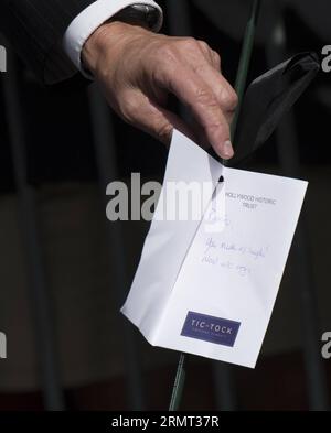 (140812) -- LOS ANGELES, 12. August 2014 -- Eine Kondolenzkarte von Leron Gubler, Präsident und CEO der Hollywood Chamber of Commerce, wird bei Robin Williams Star auf dem Hollywood Walk of Fame in Hollywood, Kalifornien, USA, am 12. August 2014 gesehen. Der US-Oscar-Gewinner Robin Williams starb am Montag an einem Selbstmord in seinem Haus in Nordkalifornien. U.S.-LOS ANGELES-ROBIN WILLIAMS-DEATH YangxLei PUBLICATIONxNOTxINxCHN Los Angeles 12. August 2014 eine Kondolenzkarte von Leron Gubler Präsident und CEO der Hollywood Chamber of Commerce IST Lakes AT Robin Williams Stockfoto