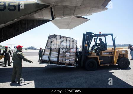 CARACAS, 12. August 2014 -- venezolanische Soldaten verlegen am 12. August 2014 Vorräte für Palästinenser auf dem internationalen Flughafen von Maiquetia, Caracas, Venezuela. Die venezolanische Nachrichtenagentur (AVN) sagte, dass Venezuela am Dienstag zunächst 12 Tonnen humanitäre Hilfe an die Palästinenser verschickte, die durch die israelische Offensive im Gazastreifen betroffen waren. Boris Vergara) (da) (sp) VENEZUELA-CARACAS-GAZA-AID e BorisxVergara PUBLICATIONxNOTxINxCHN Caracas 12. August 2014 venezolanische Soldaten verlegen AM 12. August 2014 Venezuela Dienstag VORRÄTE für PALÄSTINENSER auf den Internationalen Flughafen von Caracas Venezuela auf anfängliche 12 Tonnen Stockfoto