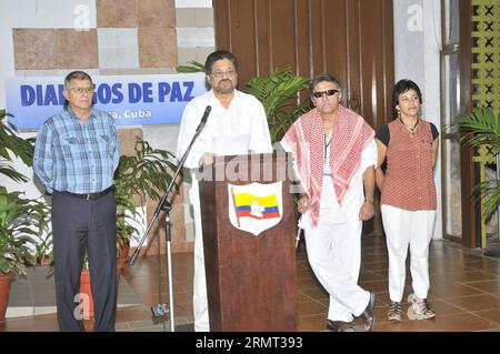 (140813) -- HAVANNA, 13. August 2014 -- die Unterhändler der Rebellengruppe der Revolutionären Streitkräfte Kolumbiens (FARC) veranstalten am 12. August 2014 eine Pressekonferenz in Havanna, Kuba. Die kolumbianische Regierung und die FARC-Gruppe nahmen am Dienstag die Friedensgespräche in Havanna wieder auf. In dieser Verhandlungsrunde ging es um die Frage der Wiedergutmachung für die Opfer des fünfzehnjährigen Konflikts zwischen Regierungstruppen und den bewaffneten linken Rebellen. Jose Tito Merino/) (rh) (rt) KUBA-HAVANNA-KOLUMBIEN-FARC-TALKS PRENSAxLATINA PUBLICATIONxNOTxINxCHN Havanna 13. August 2014 Unterhändler der Revolutionären Streitkräfte Kolumbiens FARC R Stockfoto