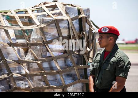 CARACAS, 12. August 2014 -- Ein venezolanischer Soldat beobachtet die Versorgung der Palästinenser auf dem internationalen Flughafen von Maiquetia, Caracas, Venezuela, am 12. August 2014. Die venezolanische Nachrichtenagentur (AVN) sagte, dass Venezuela am Dienstag zunächst 12 Tonnen humanitäre Hilfe an die Palästinenser verschickte, die durch die israelische Offensive im Gazastreifen betroffen waren. Boris Vergara) (da) (sp) VENEZUELA-CARACAS-GAZA-AID e BorisxVergara PUBLICATIONxNOTxINxCHN Caracas 12. August 2014 ein venezolanischer Soldat beobachtet die VERSORGUNG der PALÄSTINENSER AM Internationalen Flughafen von Caracas Venezuela AM 12. August 2014 Venezuela Dienstag t Stockfoto